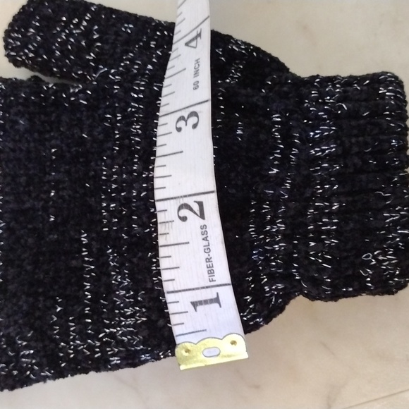 Adorable kitten face knit gloves/ mittens. - Picture 6 of 6